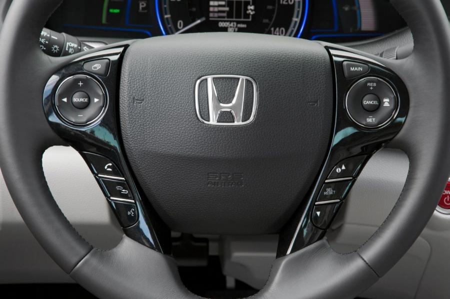  Honda Accord Plug-In Hybrid 2014 года  (фото 22 из 109)